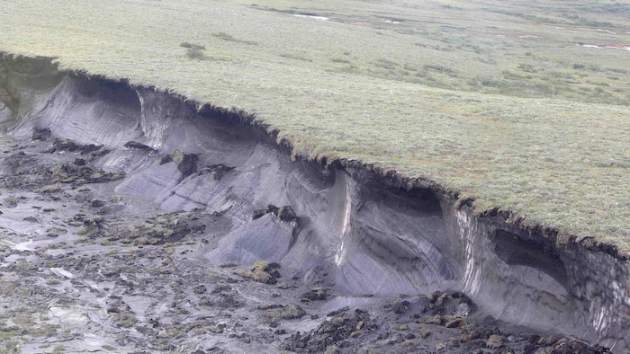 Une colline de pergélisol s'effondre dans le delta du fleuve Mackenzie.