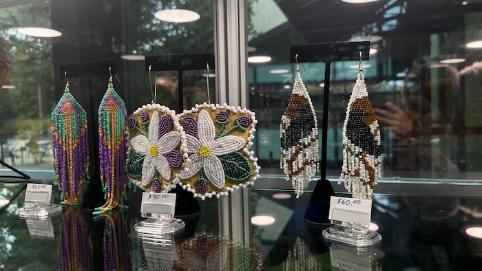 Des boucles d'oreilles faites en perlage.