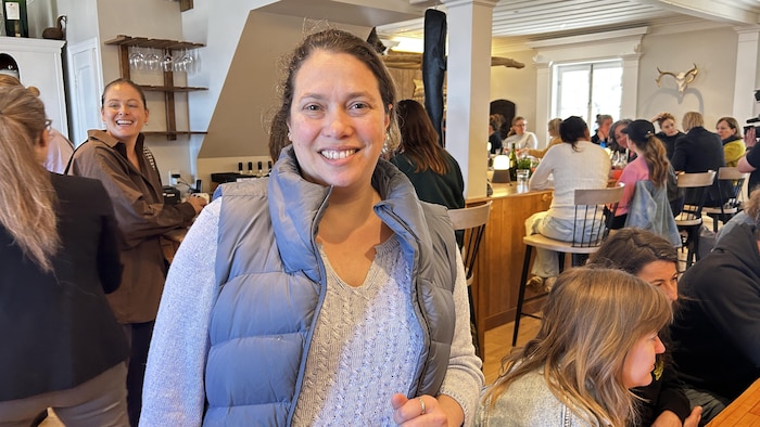 Portrait de Perle Morency dans le restaurant dont elle est copropriétaire, Côté Est.