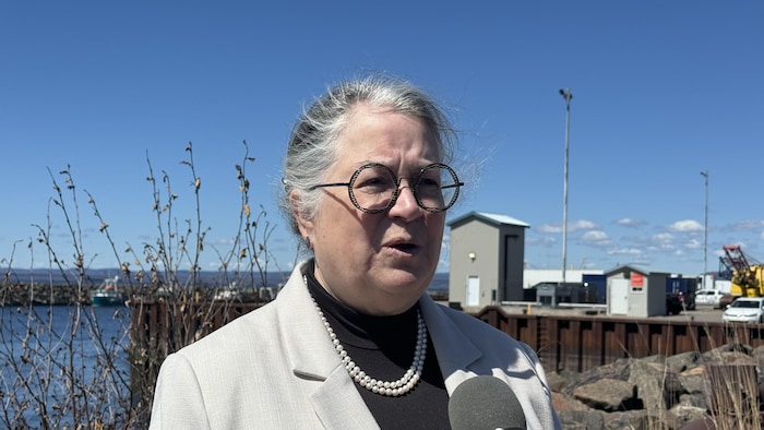 La ministre Diane Lebouthillier en marge d'une conférence de presse au port de Sept-Îles. 