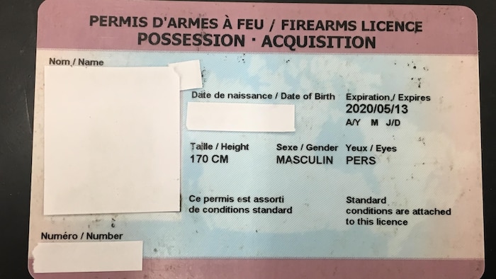 Un permis d'armes à feu pour possession-acquisition dont on a caché les informations du propriétaire.