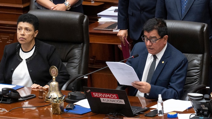 Le Parlement péruvien vote la destitution du président Castillo.
