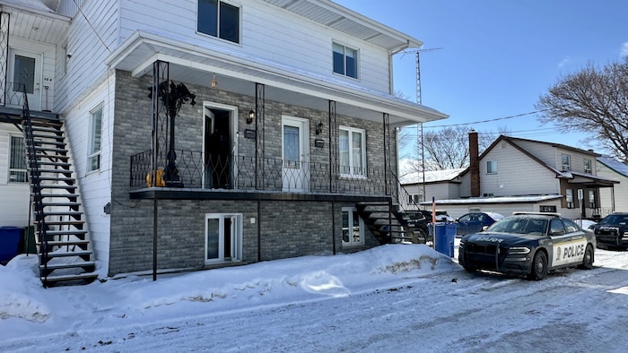 Une policière intervient dans un immeuble à logements de Montmagny, jeudi. 