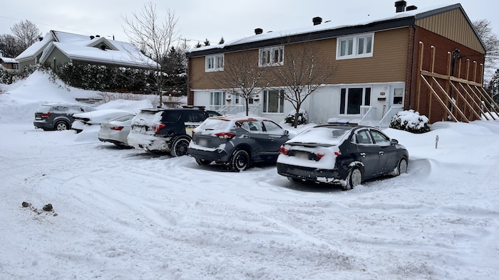 Un véhicule de la Sûreté du Québec devant un immeuble de Rivière-du-Loup.