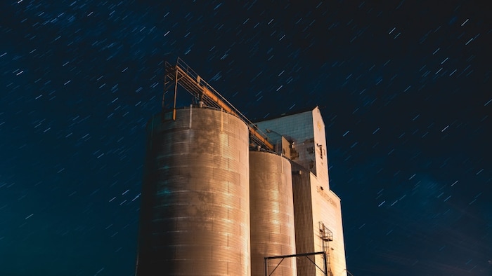 Le ciel étoilé derrière des silos à grain à Kronau, SK.