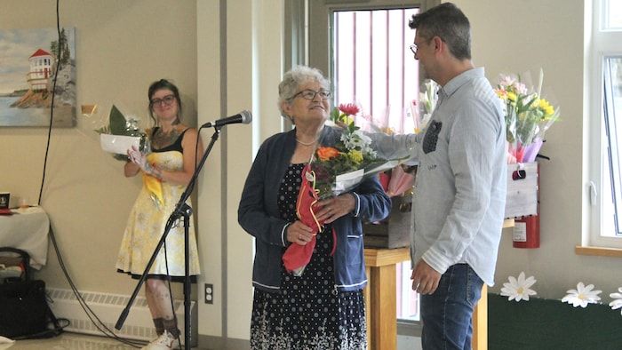 Françoise St-Laurent reçoit des fleurs de la part de Carl Desrosiers.