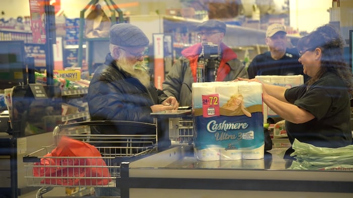 Des personnes âgées qui font leurs courses