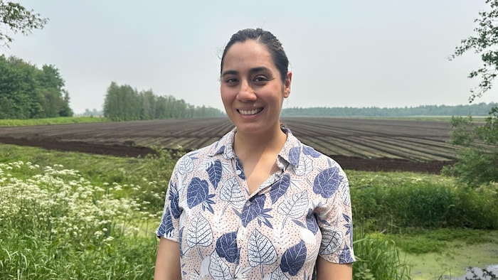A smiling woman with fields in the background. say goodbye roundup | radio-canada say goodbye roundup | radio-canada new