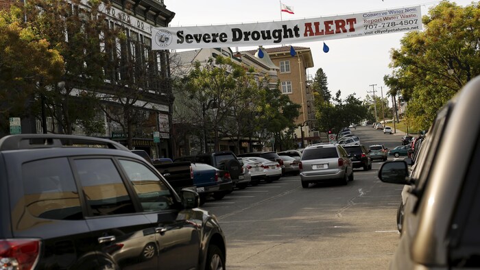 Une banderole faisant état d'une situation de sécheresse à Petaluma, en Californie.