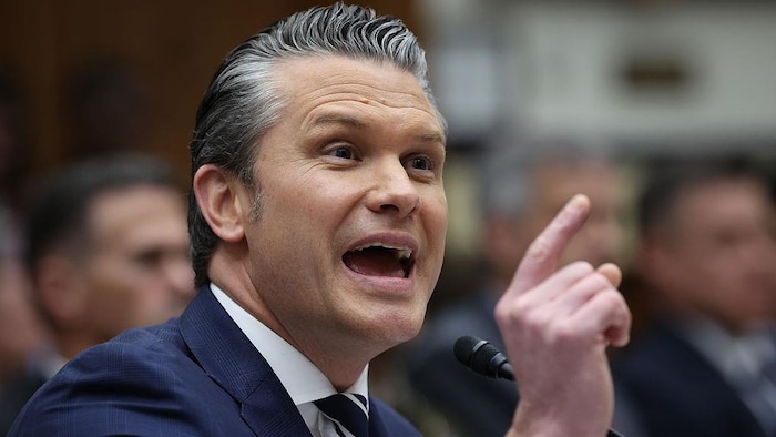 Pete Hegseth parle, un doigt levé.