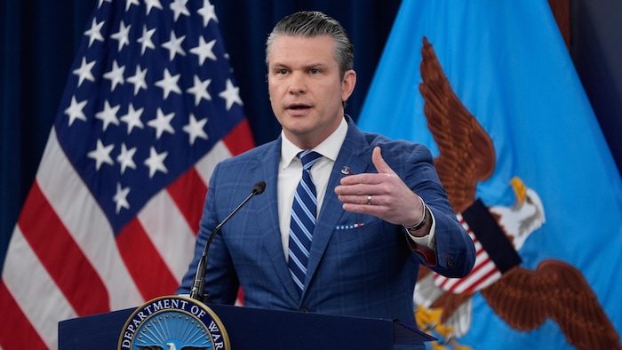 Pete Hegseth s'adresse aux journalistes.