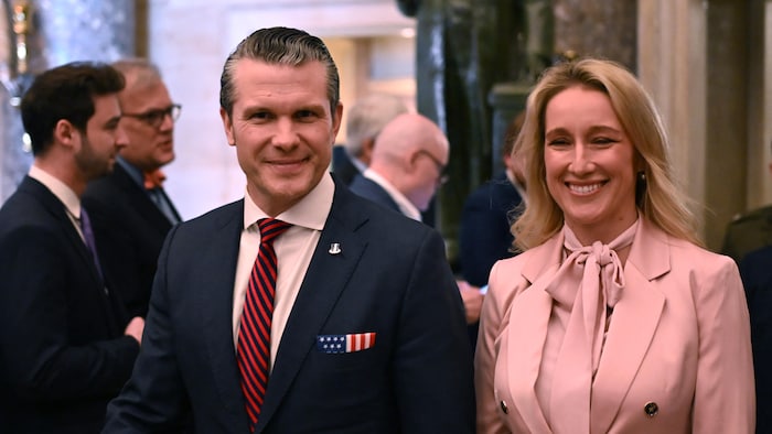 Pete Hegseth et sa femme, Jennifer Rauchet, au moment de leur arrivée avant le discours au Congrès qu'a prononcé Donald Trump le 4 mars 2025.