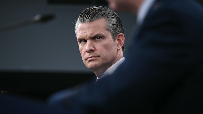 Pete Hegseth lors d'une conférence de presse sur l'action militaire américaine en Iran, au Pentagone, à Washington, le 2 mars 2026.
