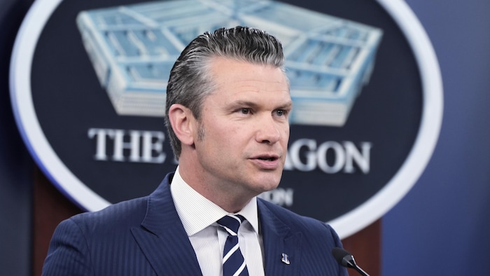Pete Hegseth s'exprime lors d'une conférence de presse.