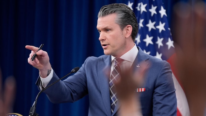 Pete Hegseth, crayon à la main, pointe vers un journaliste.