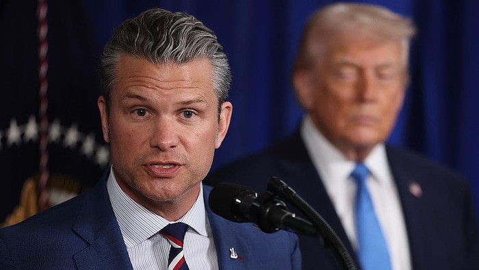 Le secrétaire américain à la Défense, Pete Hegseth, parle à une conférence de presse avec Donald Trump.