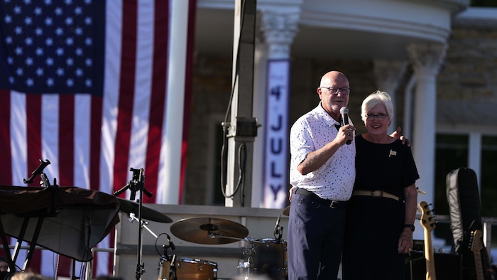 L'ambassadeur des États-Unis au Canada, Pete Hoekstra, accompagné de son épouse Diane, prend la parole lors d'une réception organisée à l'occasion du 250e anniversaire de l'indépendance des États-Unis, au Lornado, la résidence officielle de l'ambassadeur des États-Unis au Canada, à Ottawa, le samedi 4 juillet 2026.