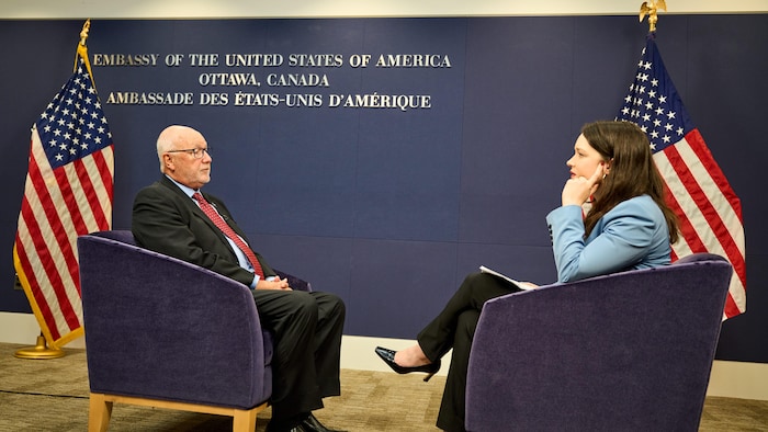 L'ambassadeur des États-Unis au Canada, Pete Hoekstra, en entrevue avec la journaliste Laurence Martin. 