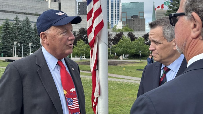 Pete Hoekstra et Mark Sutcliffe discutent près de l'hôtel de ville d'Ottawa.