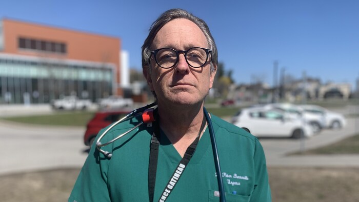 Peter Bonneville devant un hôpital.