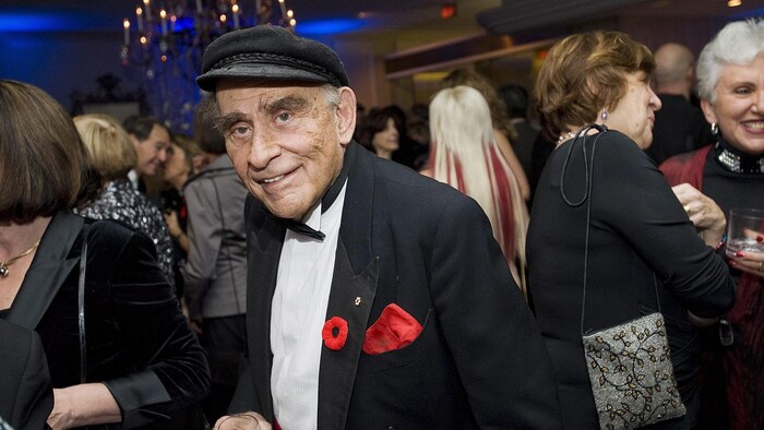 Peter C. Newman coiffé de son iconique casquette de marin lors d'un gala à Toronto en 2010.