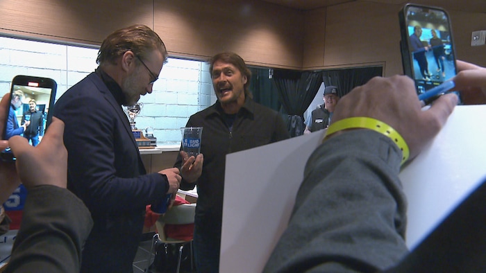 Forsberg verse une bière à Selänne devant les caméras.