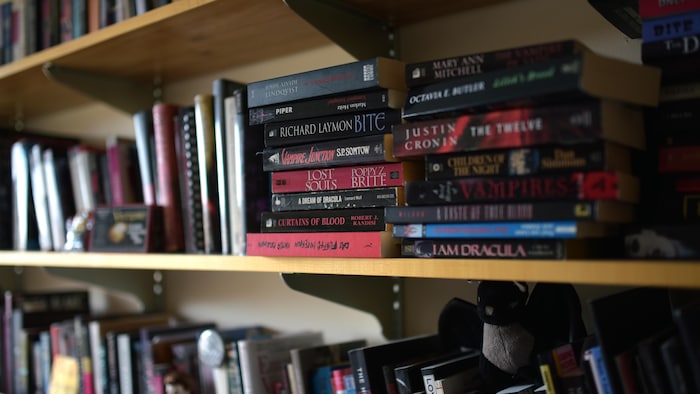 Des livres appartenant à Peter Golz, vampirologue, dans son bureau de l'Université de Victoria. 