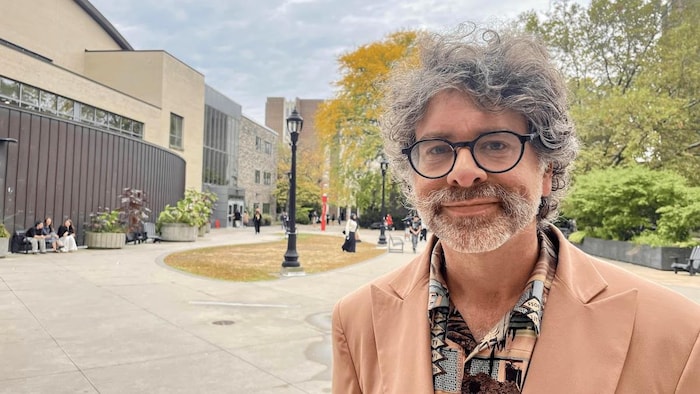 Le professeur Gaefe pose à l'extérieur d'un immeuble.