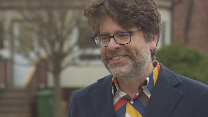 Peter Graefe en entrevue à l'extérieur.