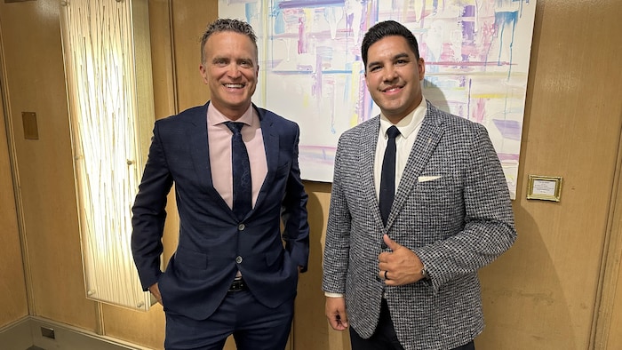 Les députés, Peter Guthrie (à gauche) et Scott Sinclair (à droite) au podium le 5 juillet 2025.