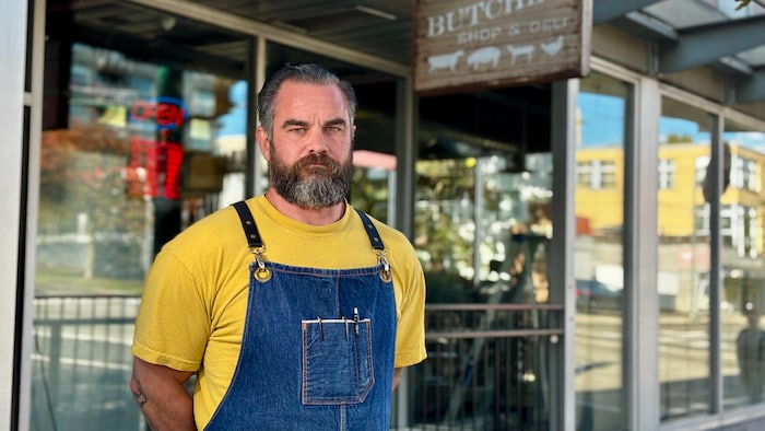 Peter Jenney devant son commerce à Vancouver, le 14 octobre 2026.