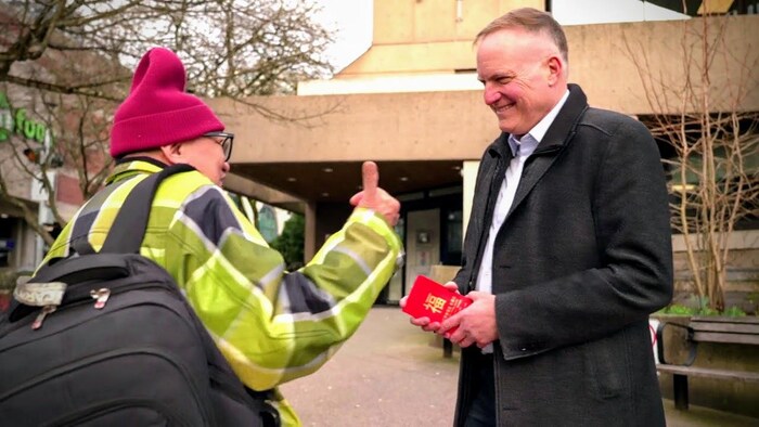 Peter Julian distribuant des dépliants politiques du NPD traduits en mandarin en mars 2026.