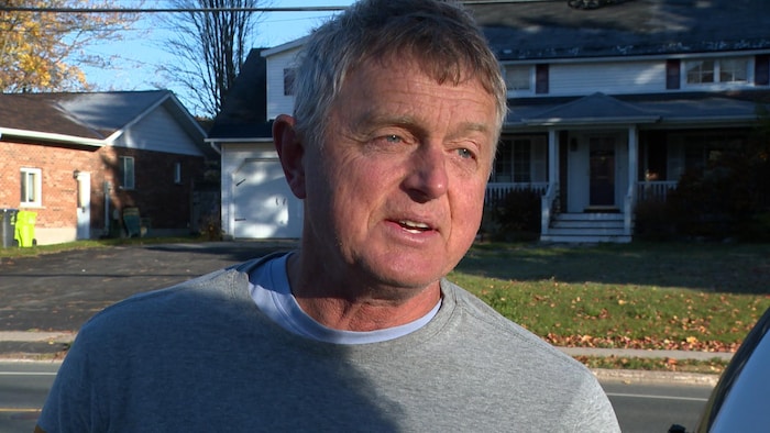 Peter Lambert est en entrevue dans une ruelle de Sault-Sainte-Marie.