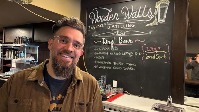 Peter Madden devant un comptoir dans son établissement.