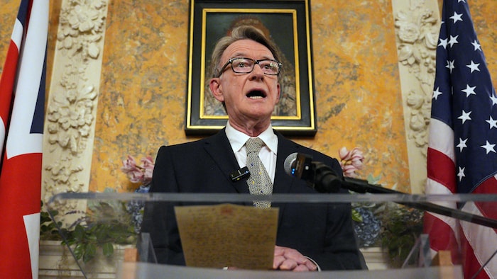 Un homme debout derrière un lutrin. 