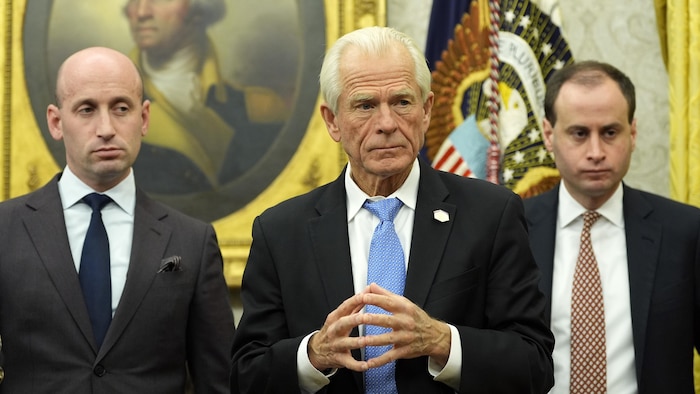 Peter Navarro (au centre), en compagnie de deux membres de l'administration Trump, écoute le président dans le bureau ovale de la Maison-Blanche.