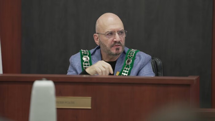 Peter Politis dans la chambre du conseil municipal.