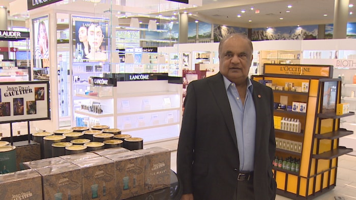 Peter Raju dans son magasin hors taxes.
