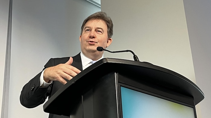 Le surintendant des institutions financières, Peter Routledge, lors d'une allocution au sommet du Global Risk Institute, à Toronto, le 26 septembre 2023.