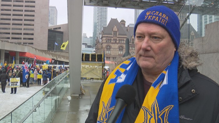 Peter Schturyn, du Congrès ukrainien canadien de Toronto, lors d'un rassemblement devant l'hôtel de ville.
