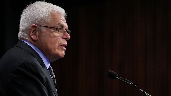 Le député néo-démocrate Peter Tabuns fait une déclaration à Queen's Park le 9 août 2022.