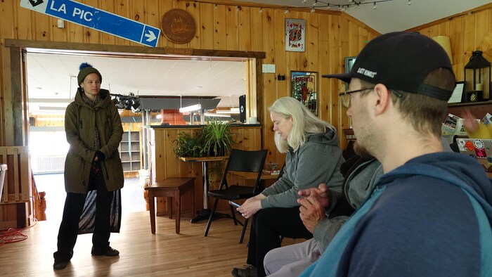 Des citoyens dans le chalet du Petit Chamonix