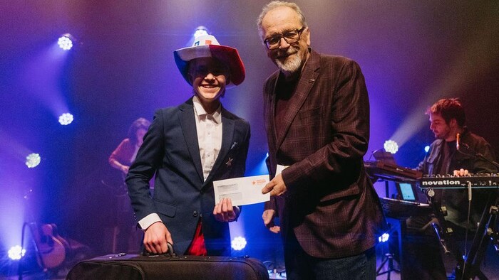 Noé Hanna et Bernard Thériault souriant sur scène. 