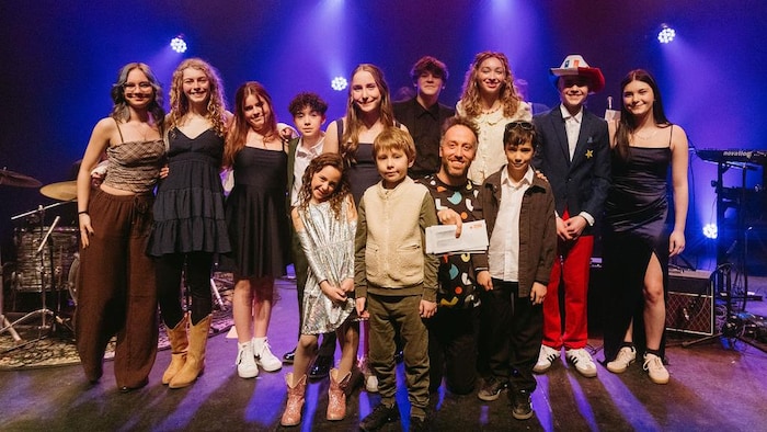 Les finalistes du 5e Petit Gala de la chanson de Caraquet, sur scène.
