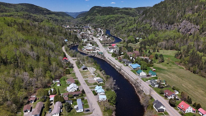 La municipalité de Petit-Saguenay vue des airs.