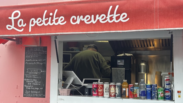 Devanture de La Petite Crevette avec vue sur Richard Stephens dans ses cuisines.