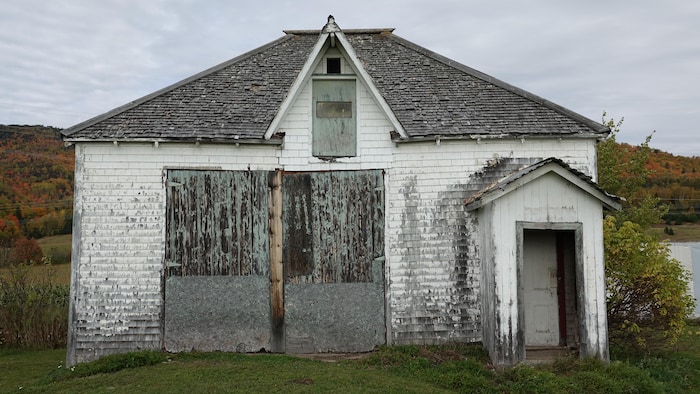 La façade de l'ancienne école de rang.