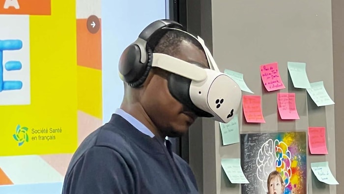 Un homme avec casque et des yeux bouchés par un appareil.