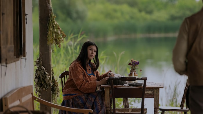 L'actrice Alyssa Wapanatâhk dans la nouvelle série Netflix La petite maison dans la prairie.