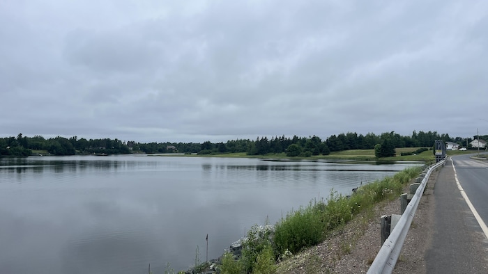 Une rivière prise en photo depuis un pont.